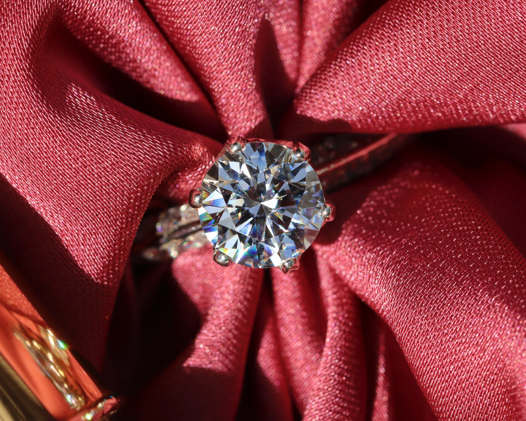 Moissanite Is Shiny And Does Not Fade, It Is Worth Wearing For A Long Time