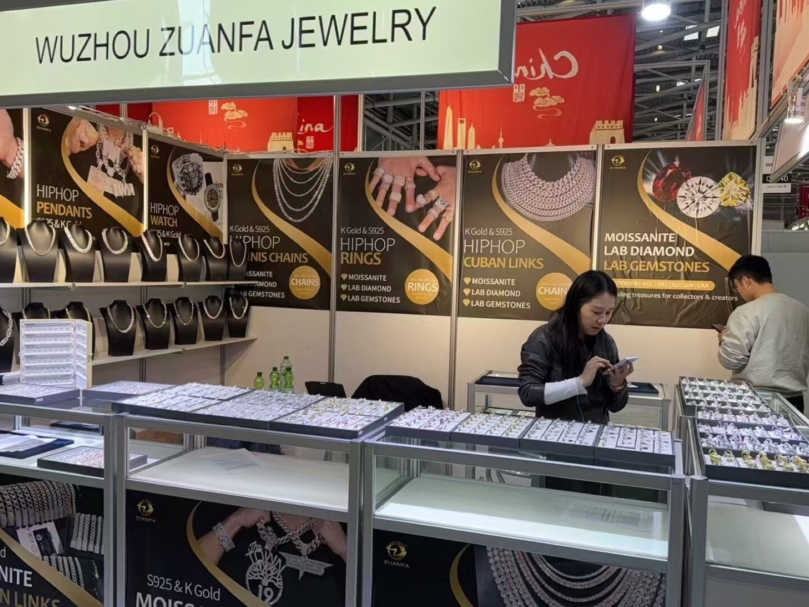 Zuanfa moissanite and gold jewelry display